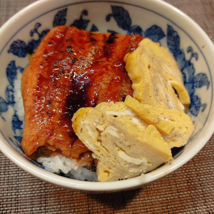 うな丼に合うだし巻き卵と鰻蒲焼き丼